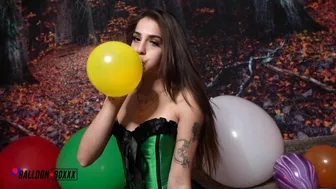 Sofie Reyez - Sofie Reyez Plays With BIG Balloons! - AmateurBoxxx