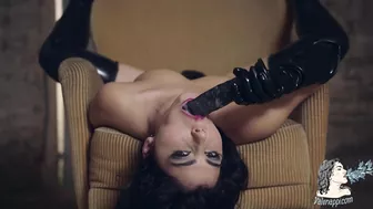 Valentina Nappi - Smoking Latex - ValeNappi